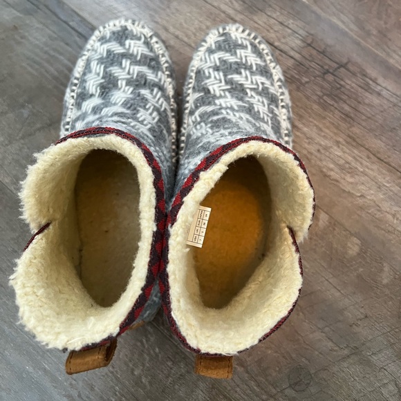 Sanuk Nice Bootah Boots - Women's size 7 - Picture 3 of 8